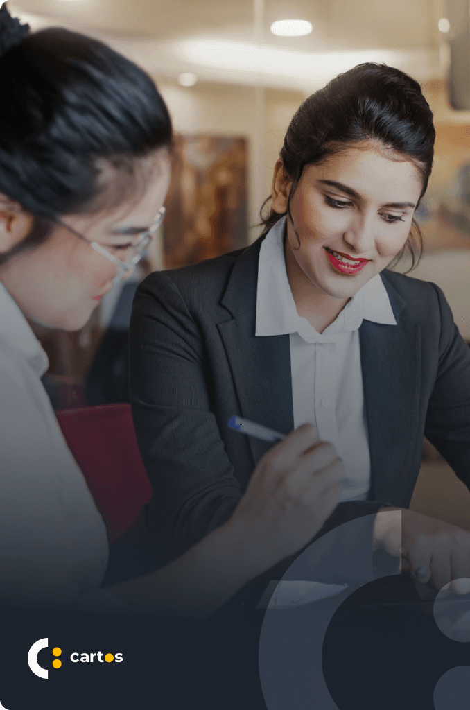 Imagem com pessoa sentada a mesa
