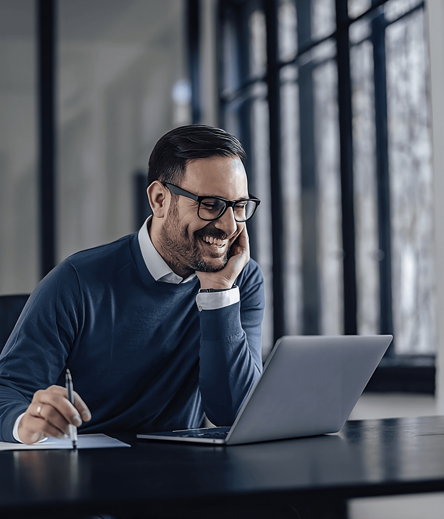 Imagem com pessoa sentada a mesa